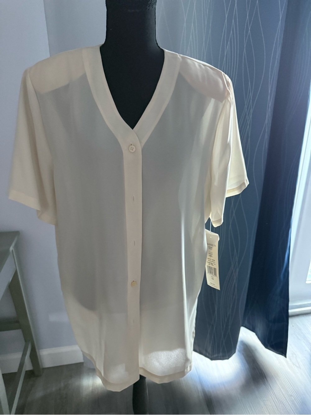 Chaus Cream Short-Sleeve V-Neck Button-Down Shirt